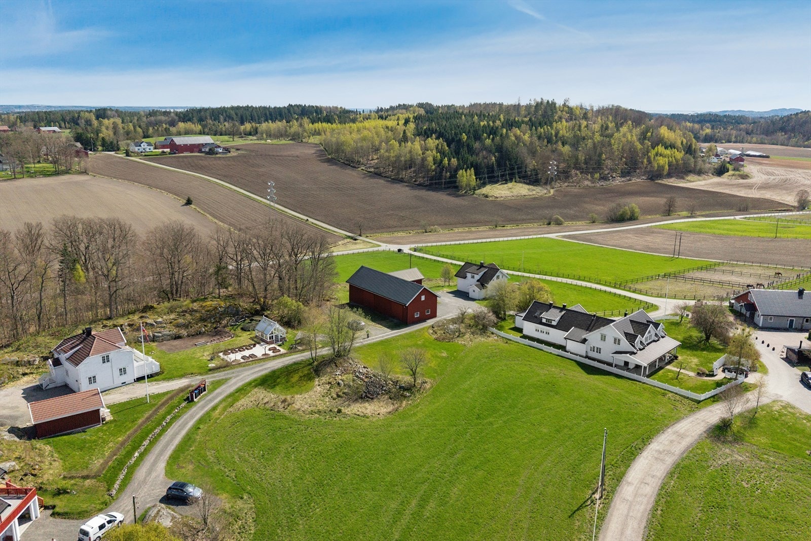 Oversikt over eiendommen og de landlige omgivelsene. Galleribilde