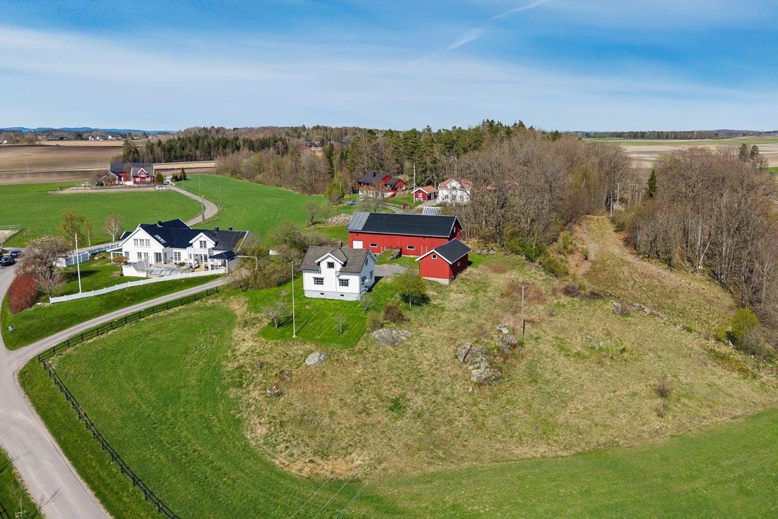 Våningshuset ligger høyt og fritt i terrenget. Galleribilde