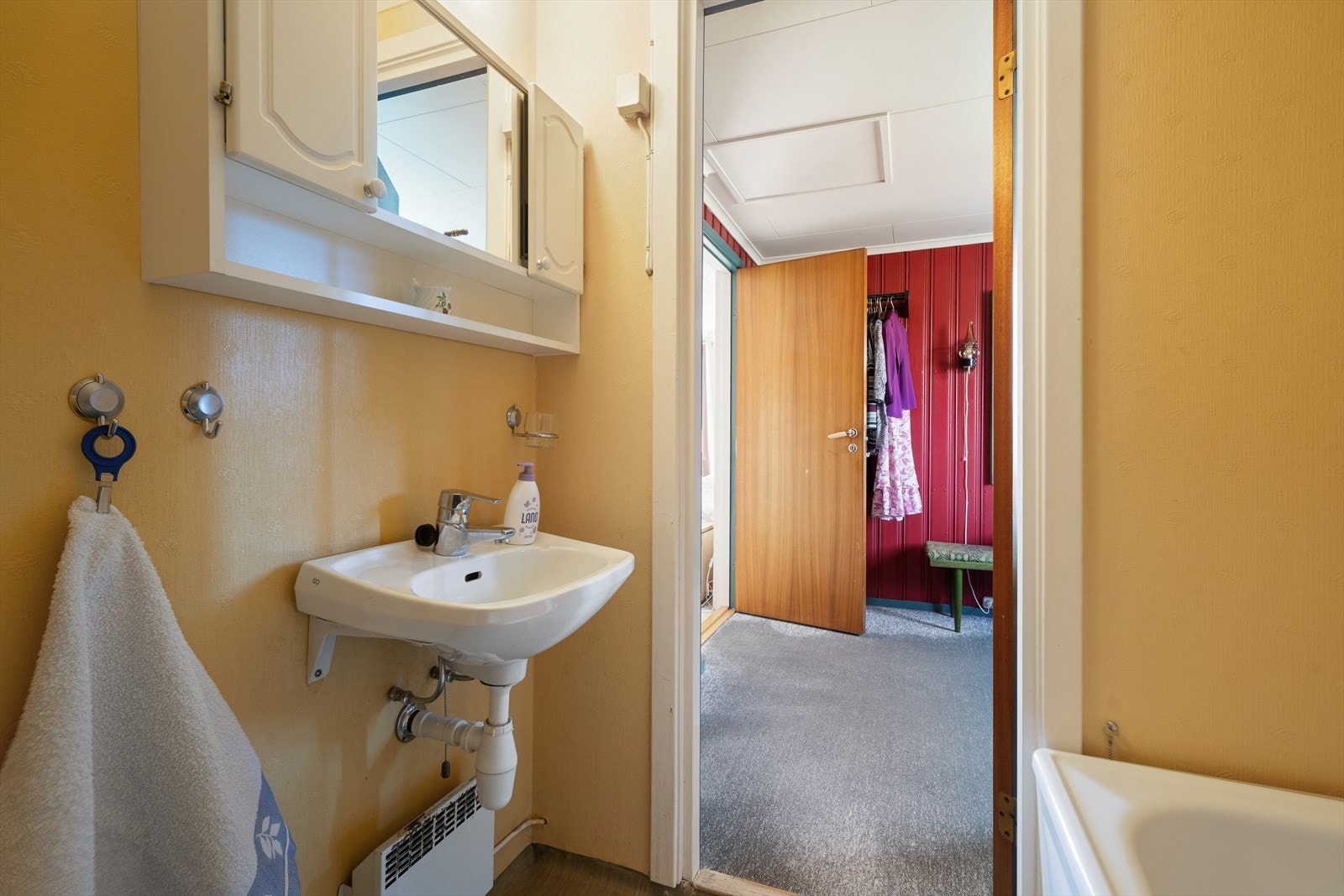 Rommet har belegg på gulv, tapet/strie på vegger og naturlig ventilering. Galleribilde