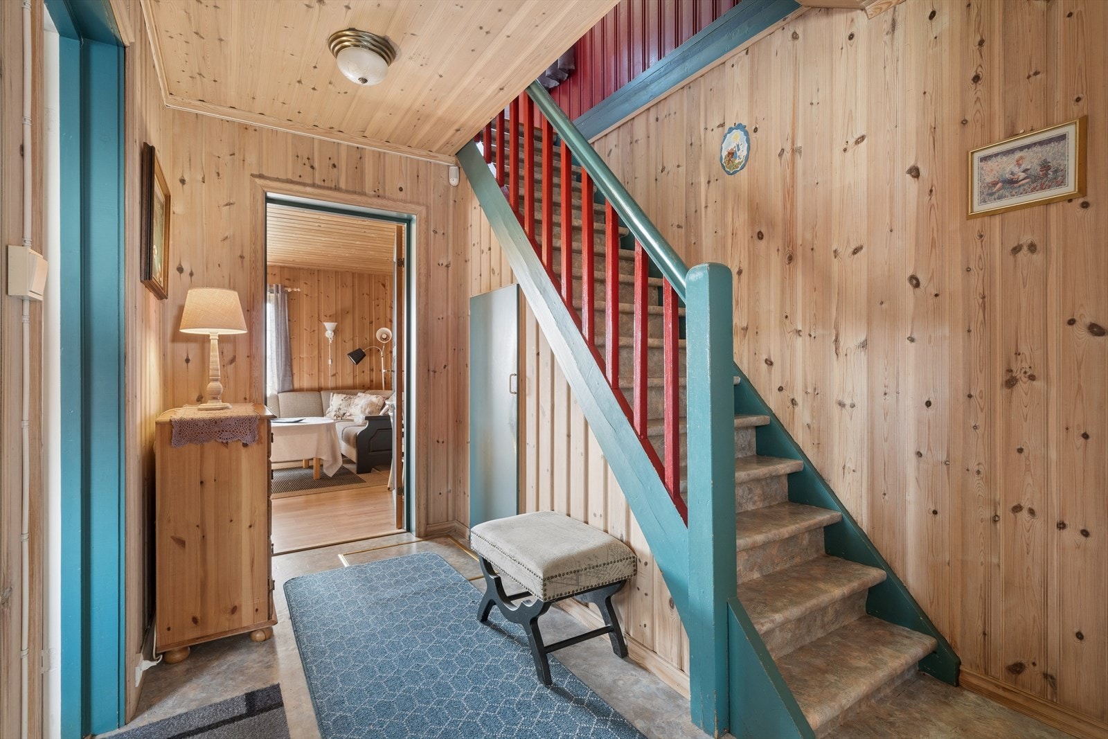 Tretrappen leder opp til andre etasje. Galleribilde