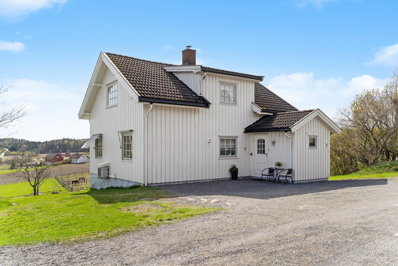 Beliggenheten er landlig og tilbaketrukket, men samtidig sentral med kun 3 minutter til Torp Stasjon og Sandefjord lufthavn. Galleribilde