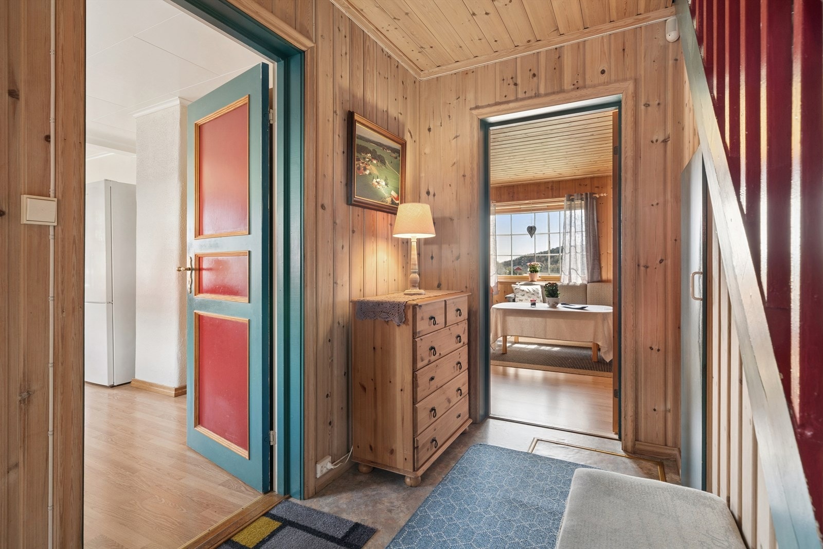 Entréen har panelkledde vegger og gir tilgang til stue, kjøkken og bad. Galleribilde