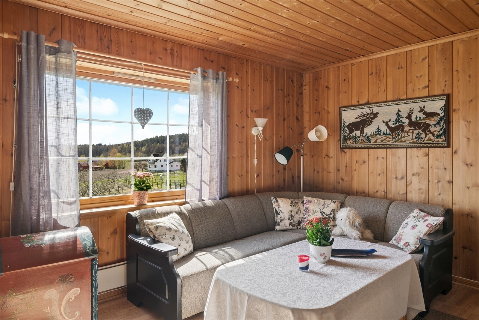 Den innerste stuen er et hyggelig rom med plass til en romslig hjørnesofa. Galleribilde