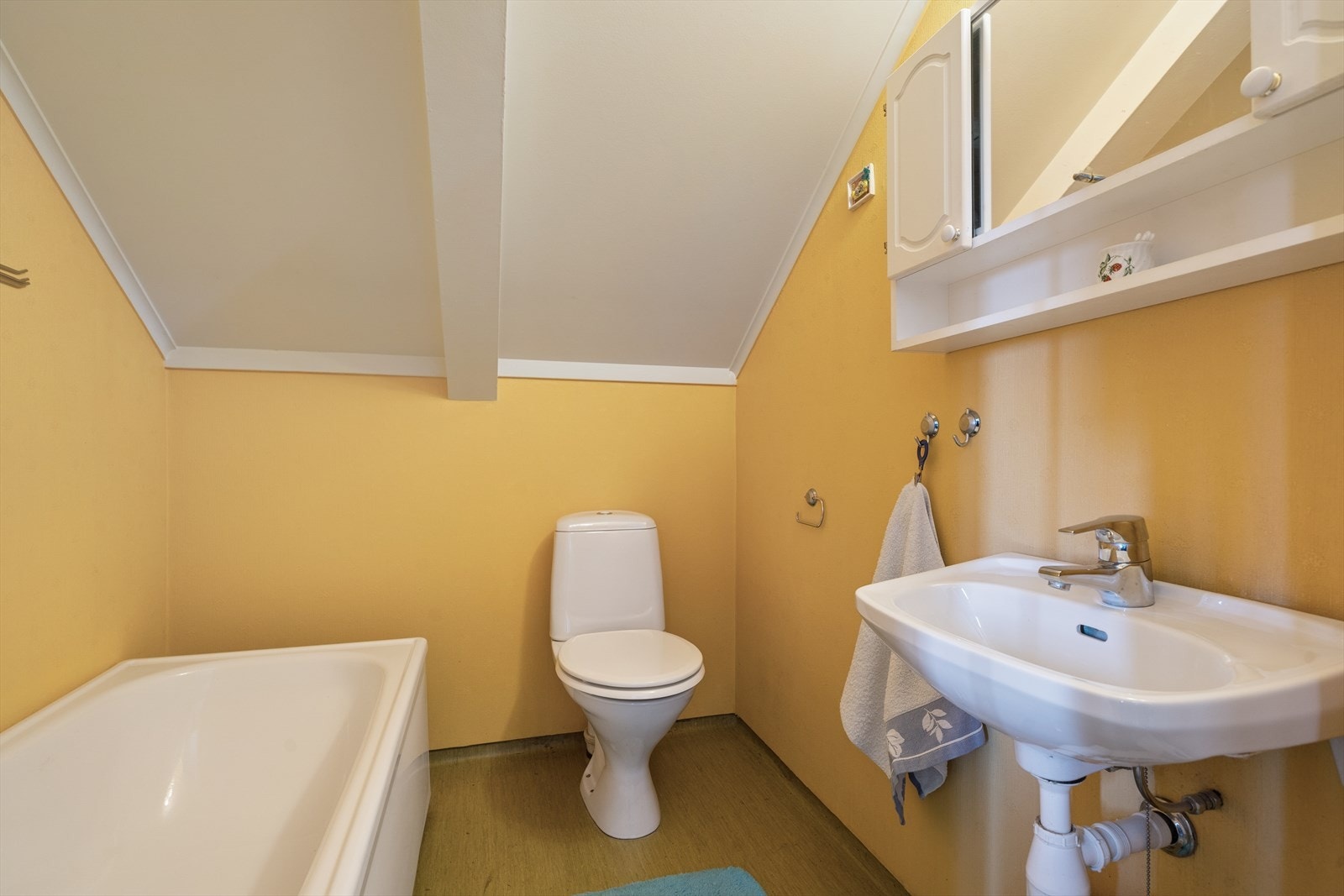 Badet i andre etasje er etablert på 1970-tallet og er utstyrt med servant, toalett og badekar. Galleribilde