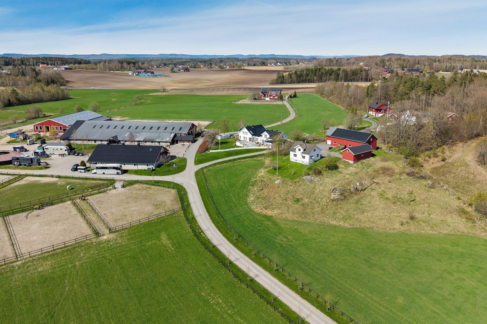 Nærområdet byr på fritidsaktiviteter med Fevang idrettsplass og Hunsrød aktivitetspark innen kort avstand. Galleribilde