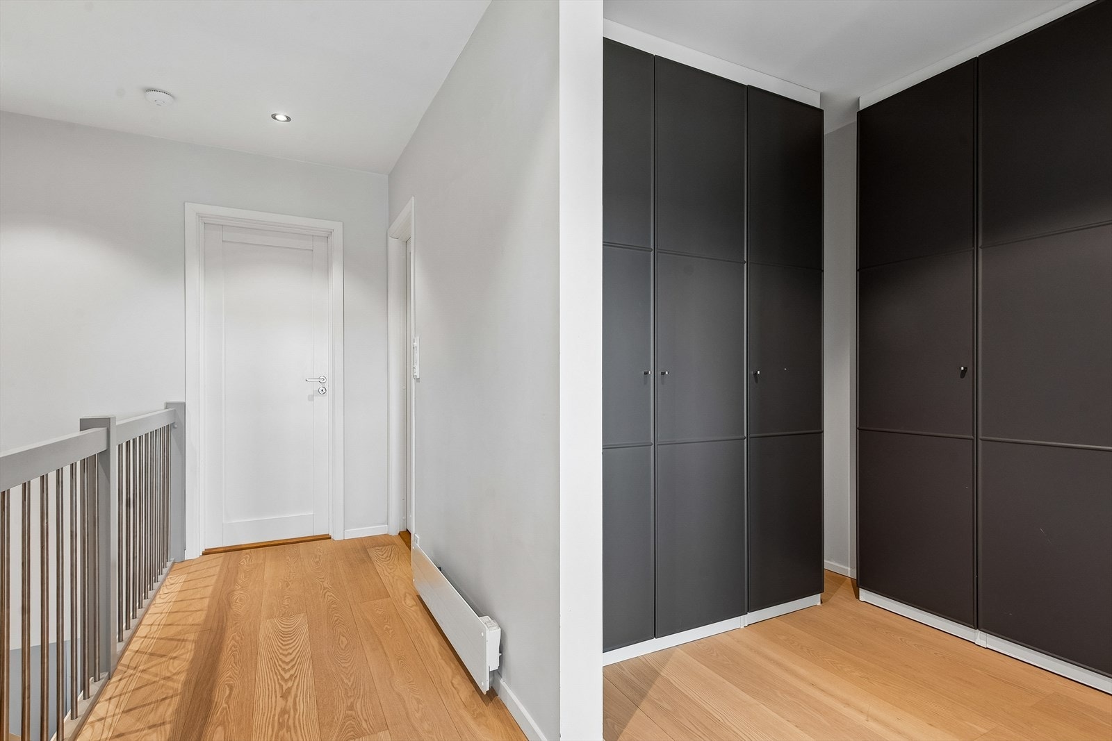 Gangen har parkett på gulvet og malte, slette vegger, som er gjennomgående i etasjen. Galleribilde