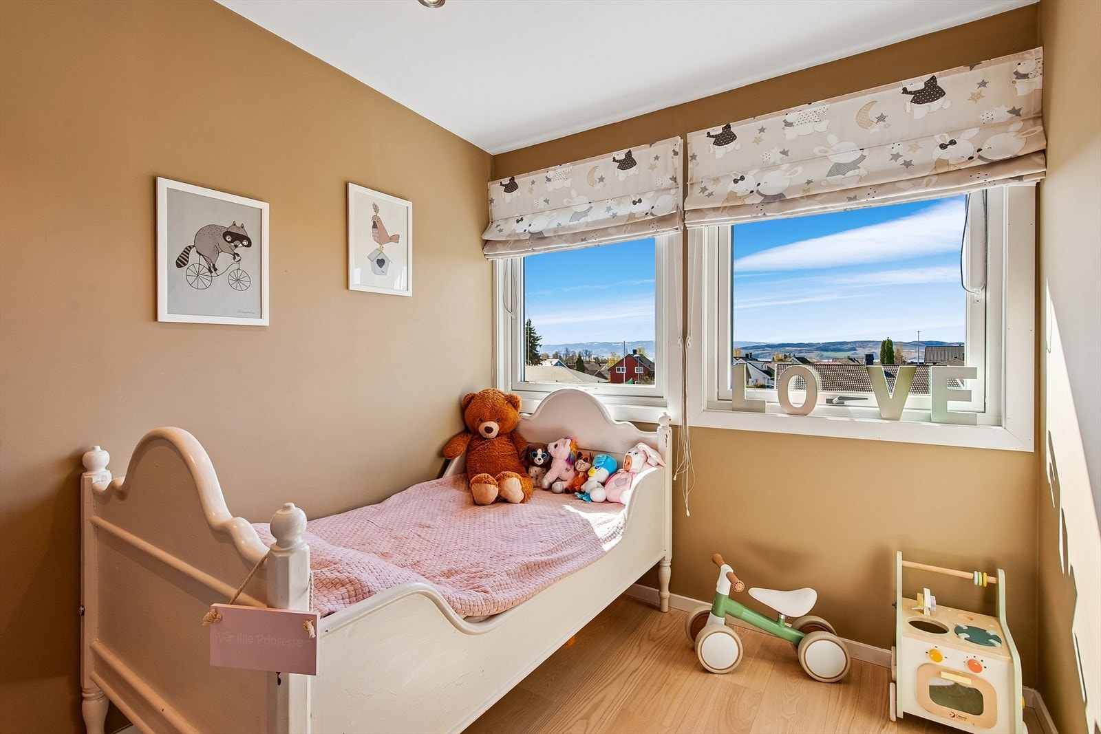 Et lyst og trivelig barnerom, ett av totalt tre soverom i boligen. Galleribilde