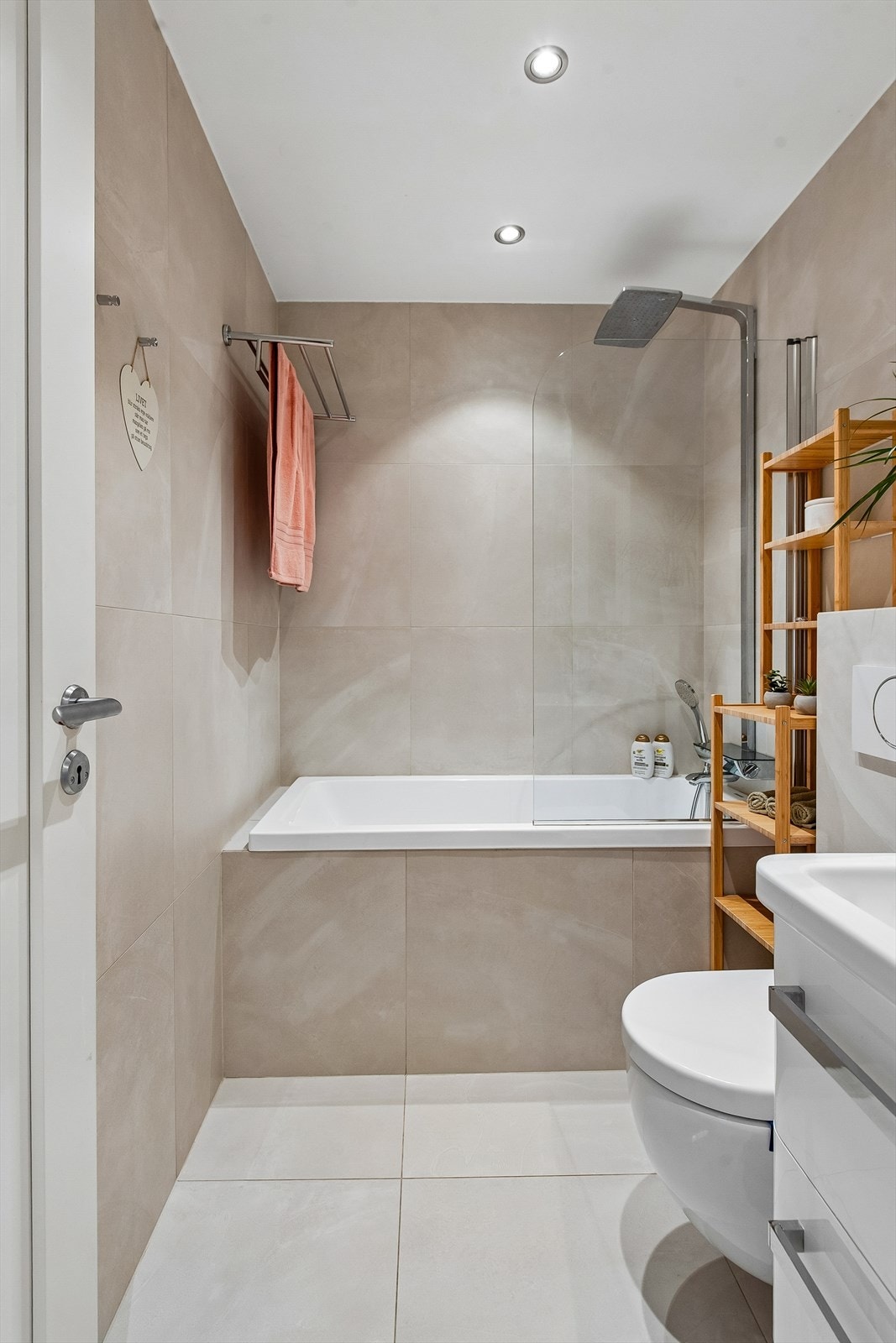 Badet i andre etasje ble oppgradert i 2017 og har fliser på gulv og vegger, samt badekar. Galleribilde