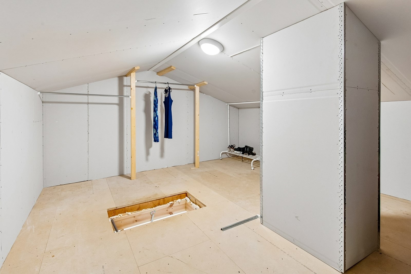 Adkomst til kaldloftet skjer via en himlingsluke med fastmontert stige i gangen. Galleribilde