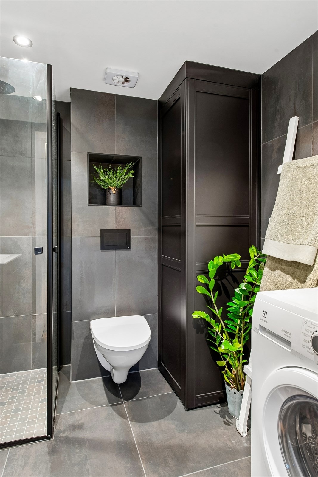 Badet i kjelleren er nytt fra 2025, med fliser på gulv og vegger, vegghengt toalett og opplegg for vaskemaskin. Galleribilde