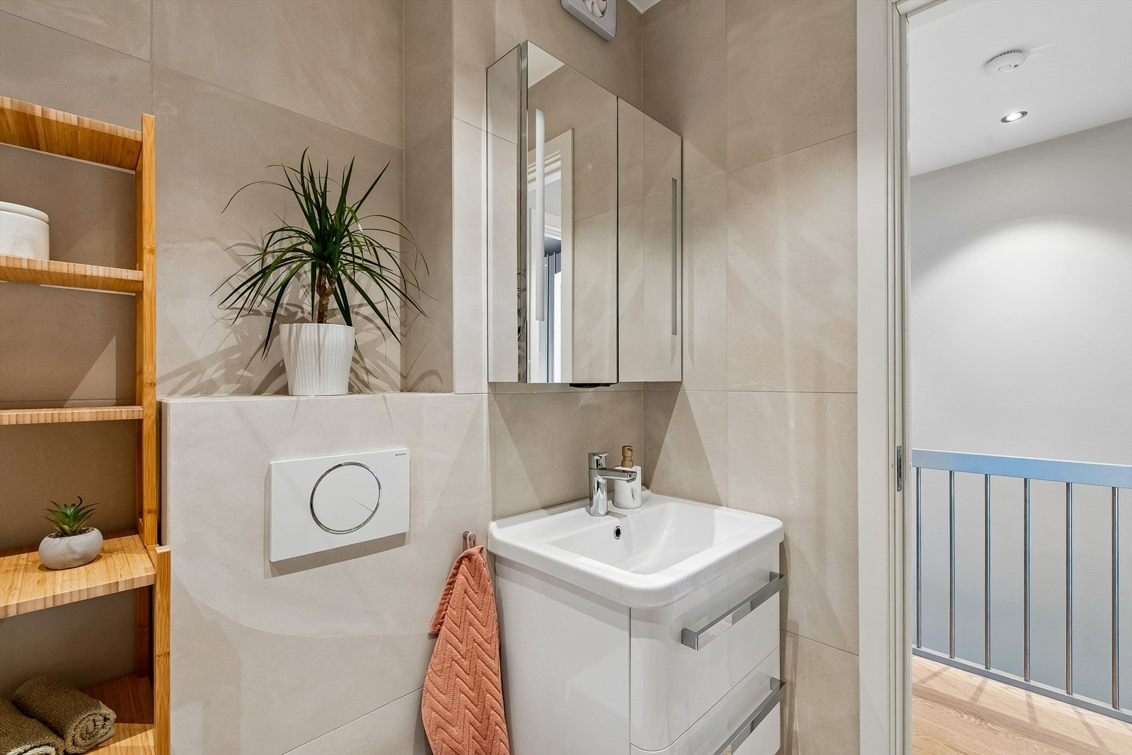 Himlingen har malte plater med downlights, og rommet har mekanisk avtrekk. Galleribilde