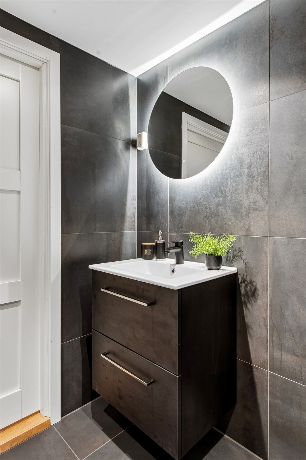 Et bakbelyst speil og downlights i taket gir god belysning på det nye badet. Galleribilde