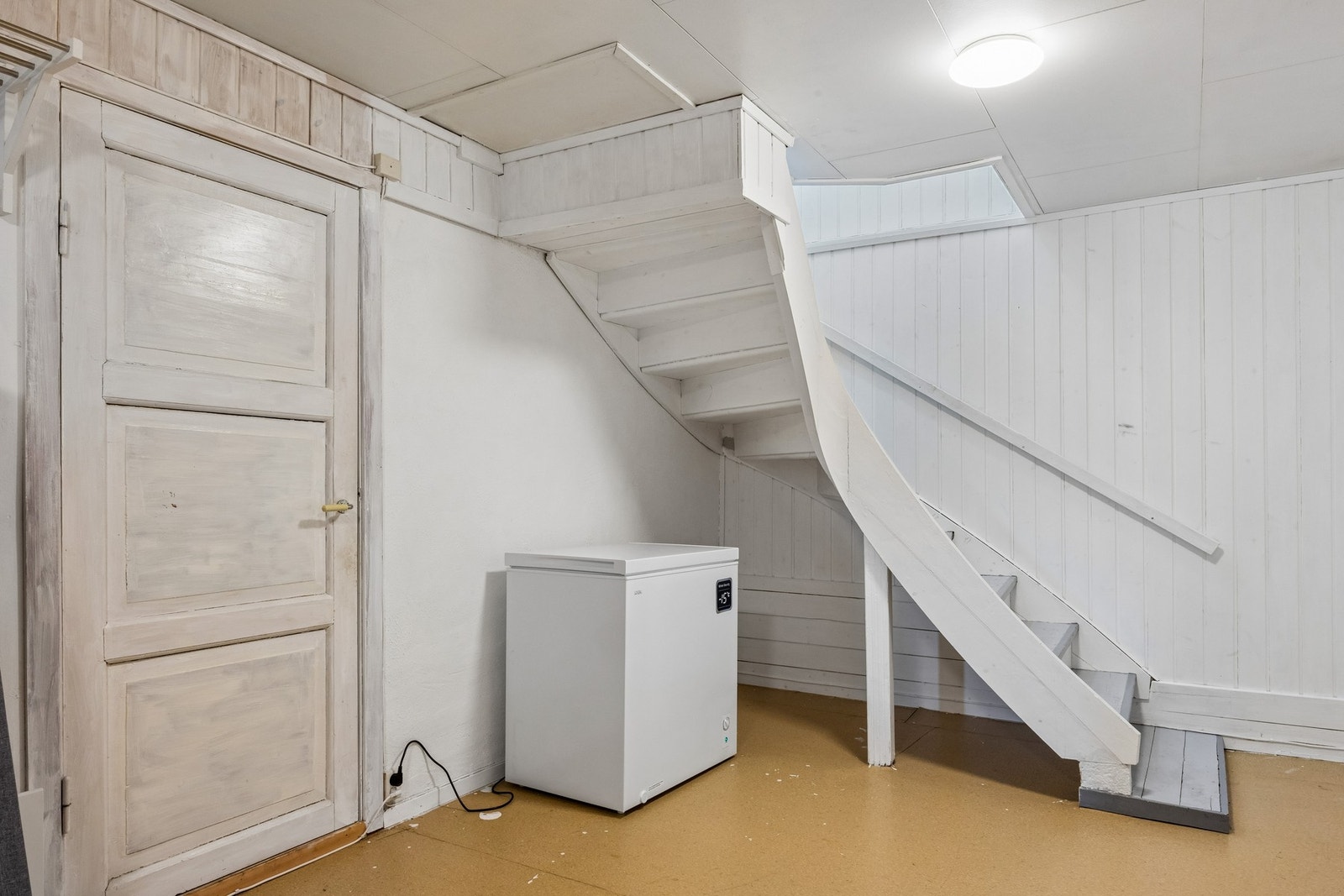 I kjelleren finner man gang, fire boder, et vaskerom og et rom som dagens eier har brukt som soverom (ikke godkjent). Konferer megler ved spørsmål. Galleribilde
