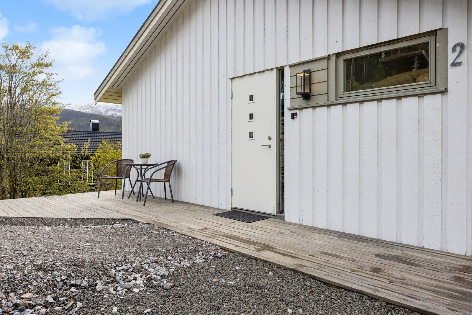 Ved inngangspartiet er det lagd en terrasse hvor morgensolen kan nytes. Galleribilde