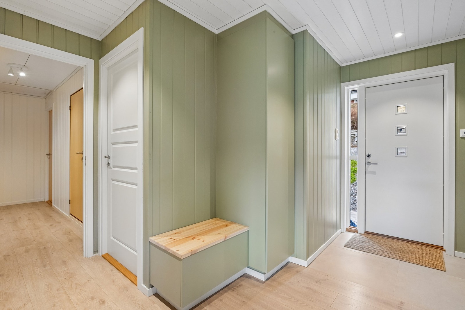 Når man kommer inn i boligen blir man møtt av en innbydende entrè. Galleribilde