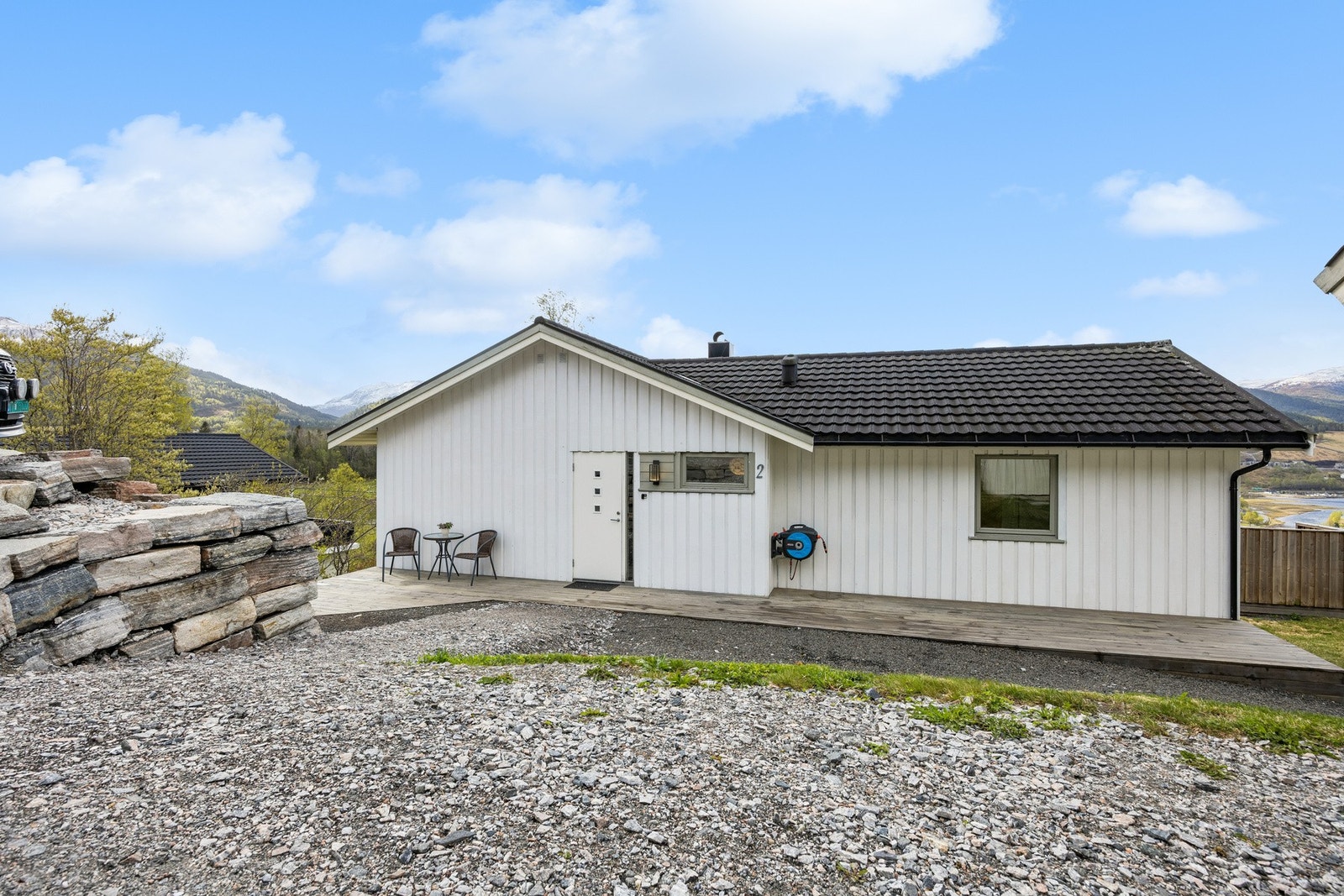 Utenfor er gårdsplassen opparbeidet, og fått ny støttemur. Galleribilde