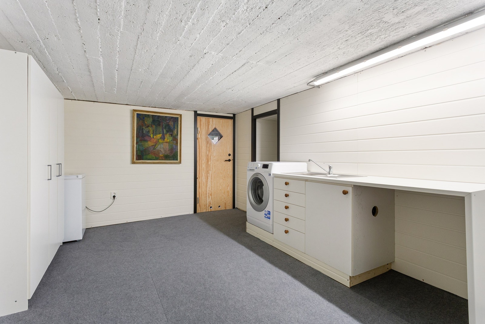 Bod i kjeller med plass til oppbevaring. Opplegg for vaskemaskin plassert i bod. Rommet er ikke bygget som våtrom. Galleribilde