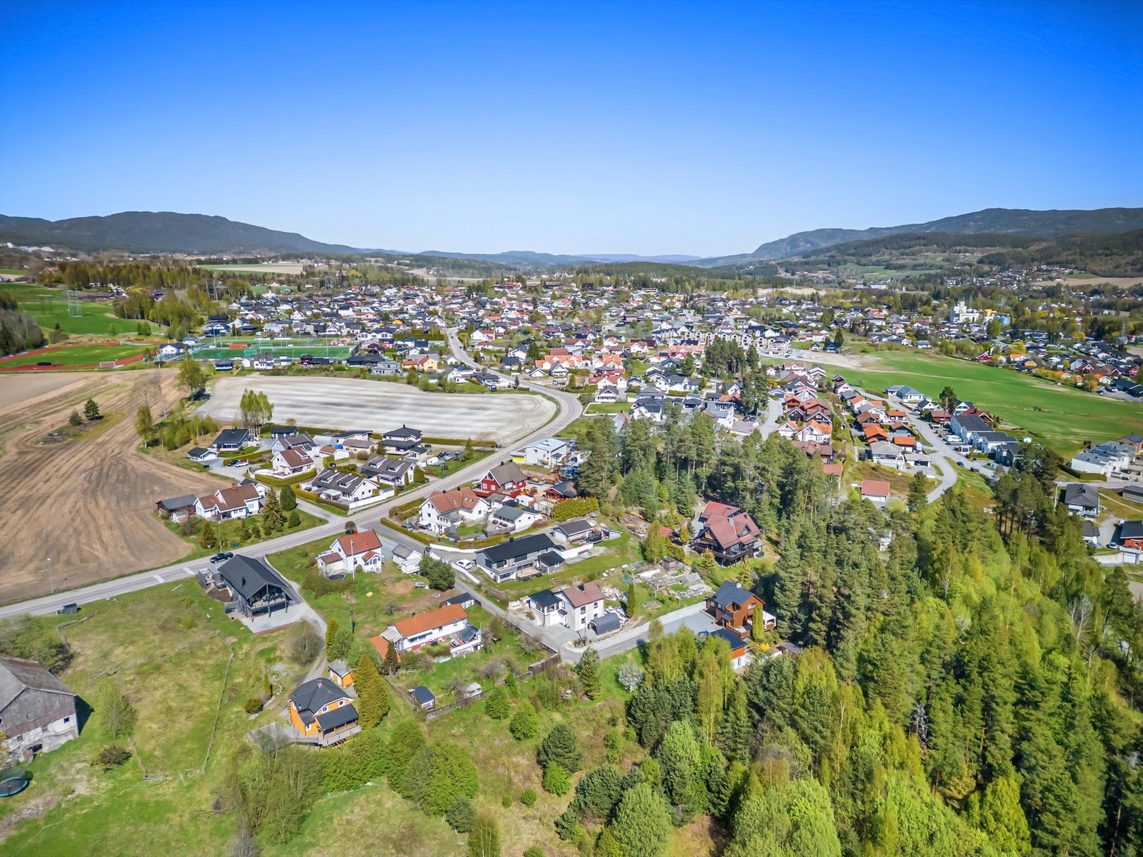 Gangavstand til barneskole, barnehage, fine lekearealer for barn og Kiwi butikk Galleribilde