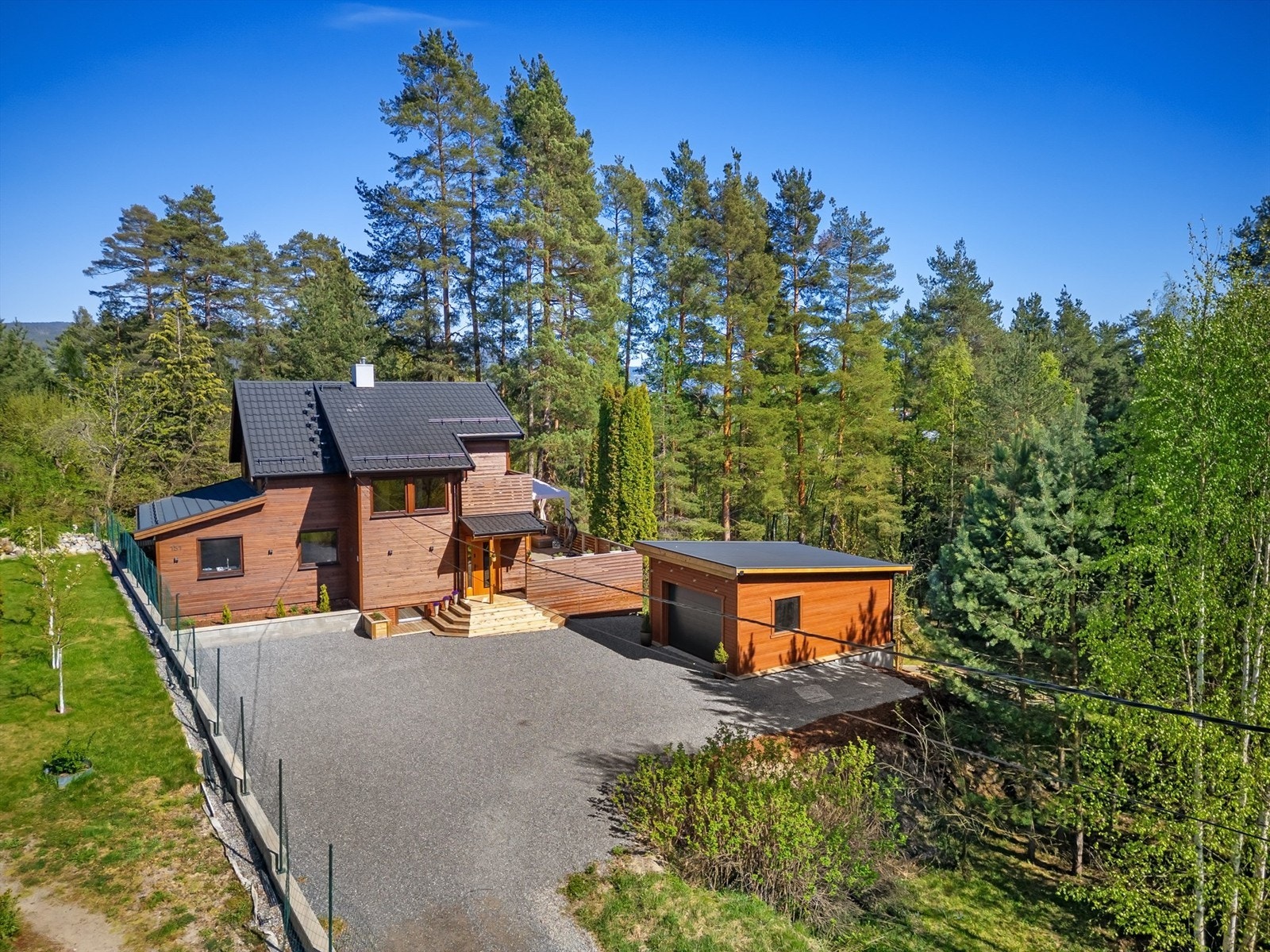 Spennende og stilfull enebolig med fire soverom beliggende i et attraktivt boligområde
Foto: Emotional Landscape Production Ole Thoresen Galleribilde