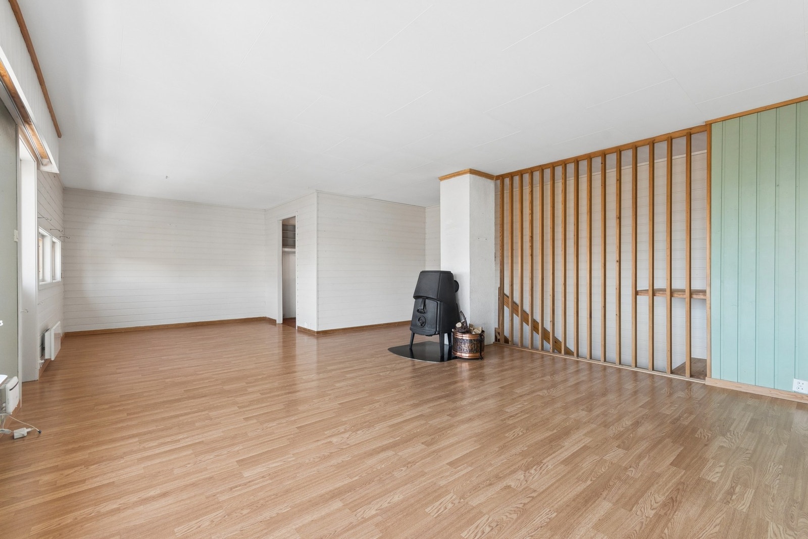 Oppholdsrommet byr på plass til både sofa- og spisegruppe. Galleribilde