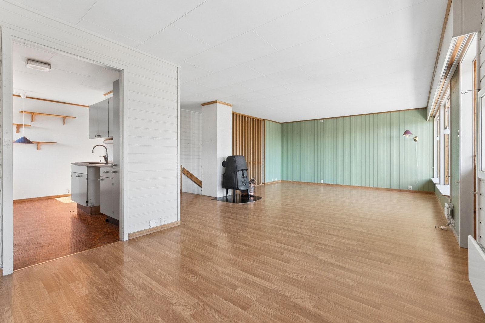 Fra stuen er det gjennomgang til kjøkkenet. Galleribilde