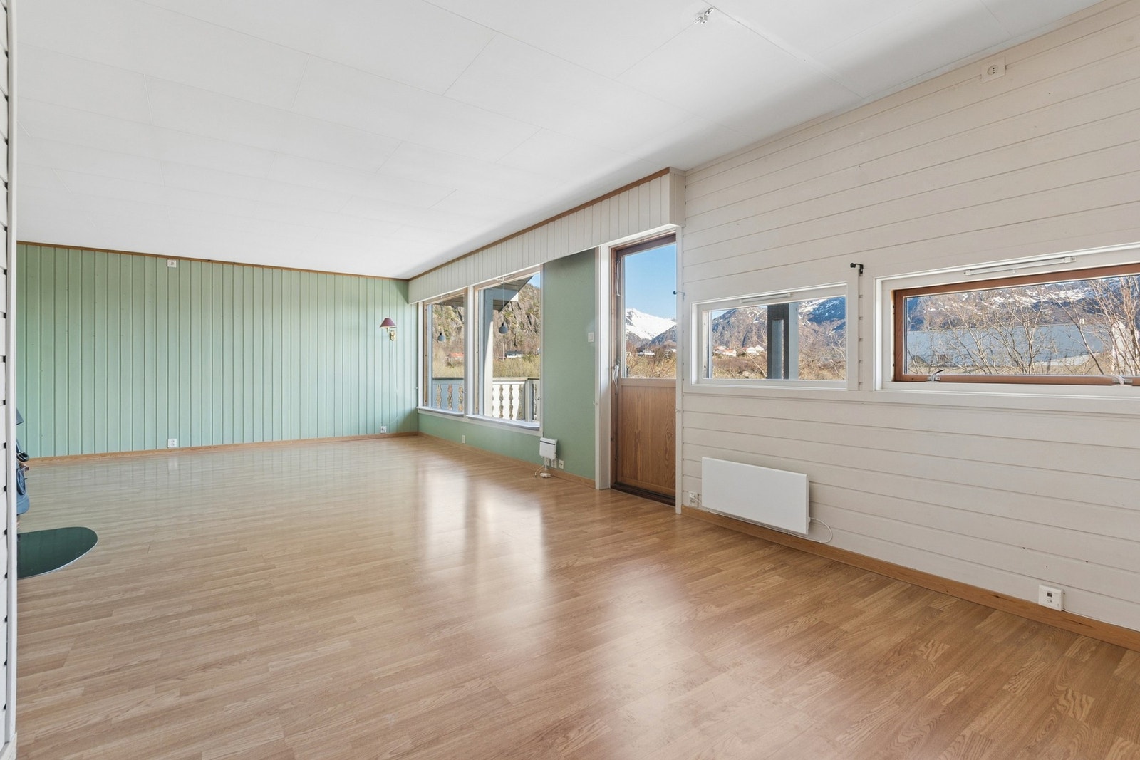 Fra stuen er det også utgang til en delvis overbygd veranda som strekker seg langs 2 sider av boligen. Galleribilde