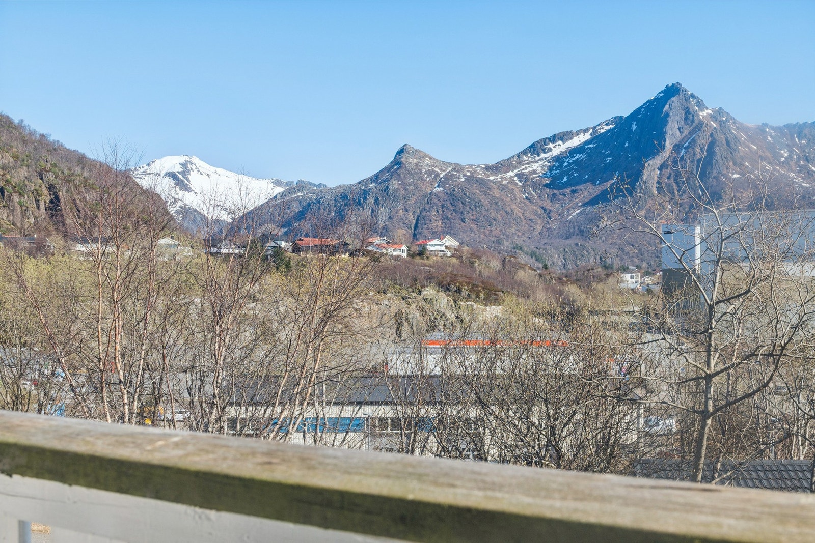 Eiendommen ligger fint til i Osan, med kort avstand KIWI matbutikk, byggforhandler og ESSO energistasjon. Galleribilde