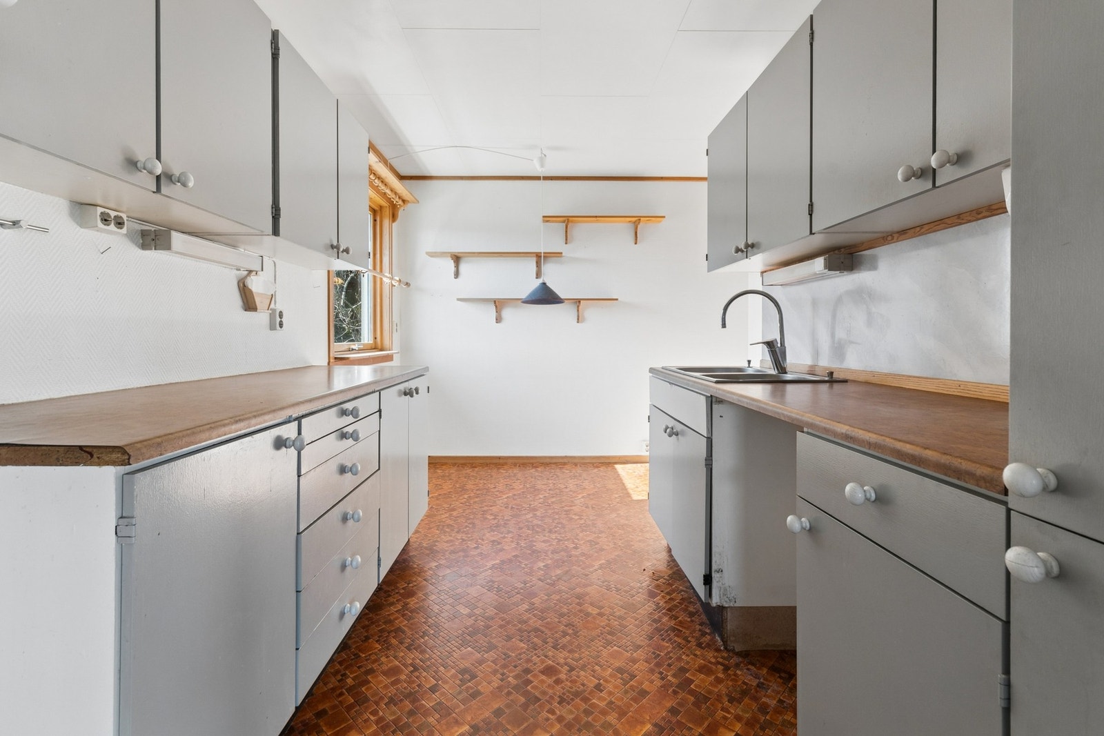 Eldre kjøkkeninnredning med laminat benkeplate. Galleribilde