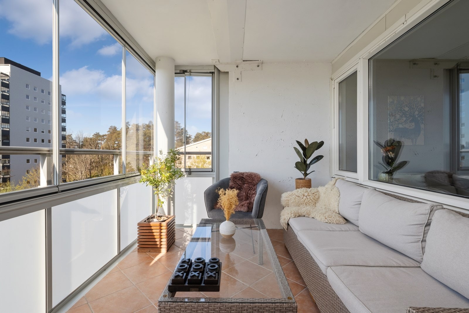 Balkongen har god plass til en hyggelig sittegruppe. Galleribilde