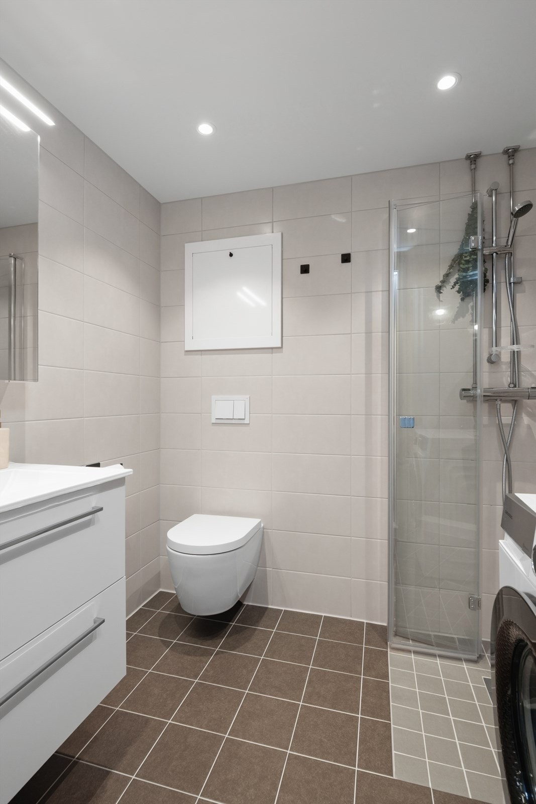 Leiligheten har et nylig rehabilitert bad fra 2024, utført i regi av borettslaget. Badet har varmekabler for ekstra komfort året rundt. Galleribilde
