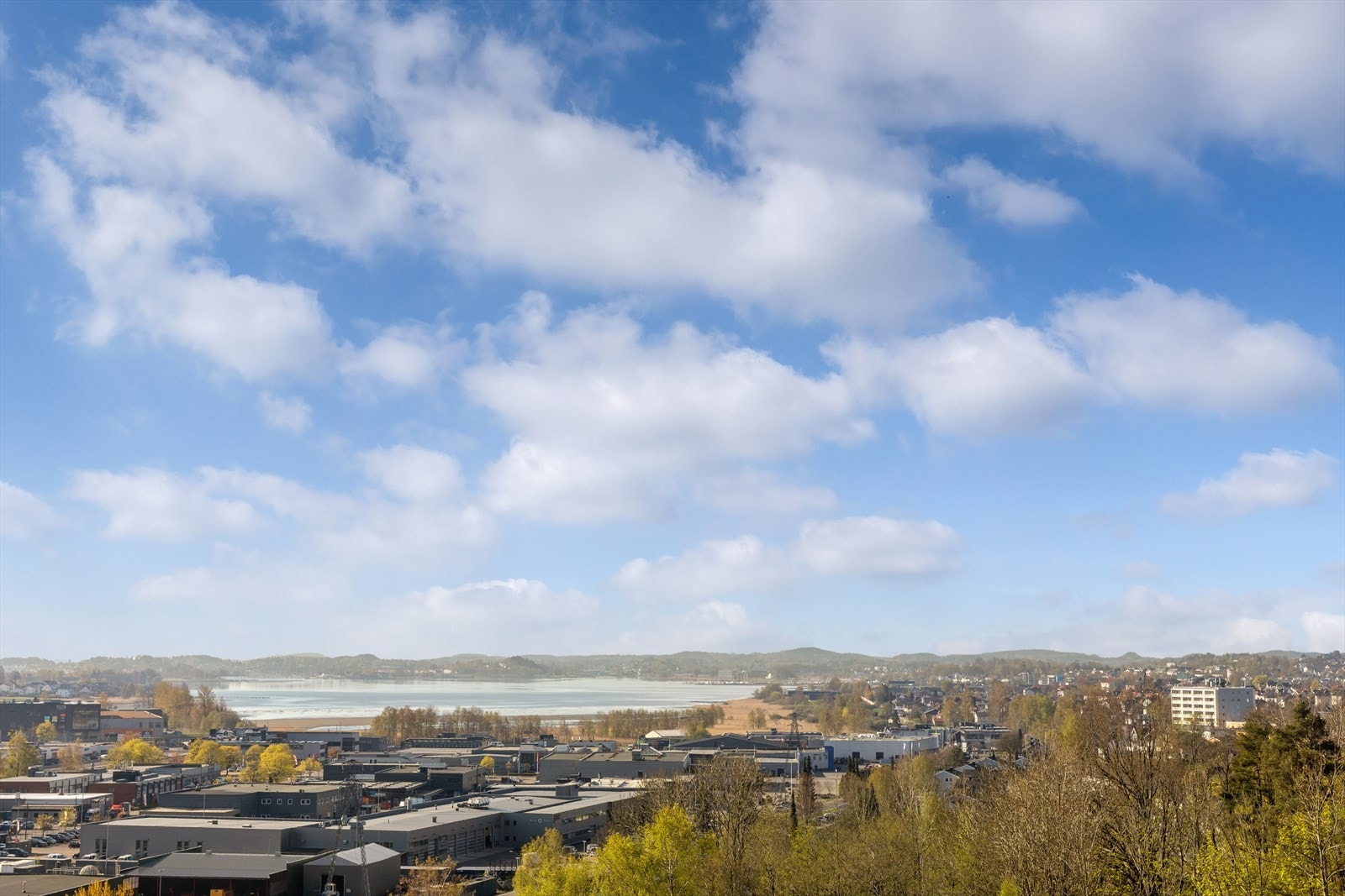 Utsikt mot sjøen og omkringliggende landskap. Galleribilde