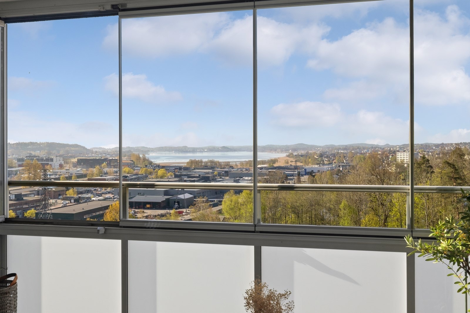 Fra leilighetens 7. etasje er det utsikt over nærområdet og innover mot Tønsberg. Galleribilde