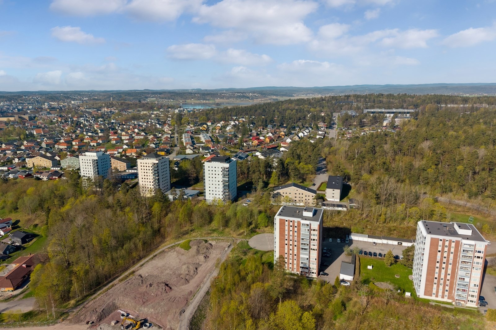 Fra leiligheten er det gangavstand til flere skoler og barnehager, samt dagligvarebutikker som Meny og Rema 1000. Galleribilde
