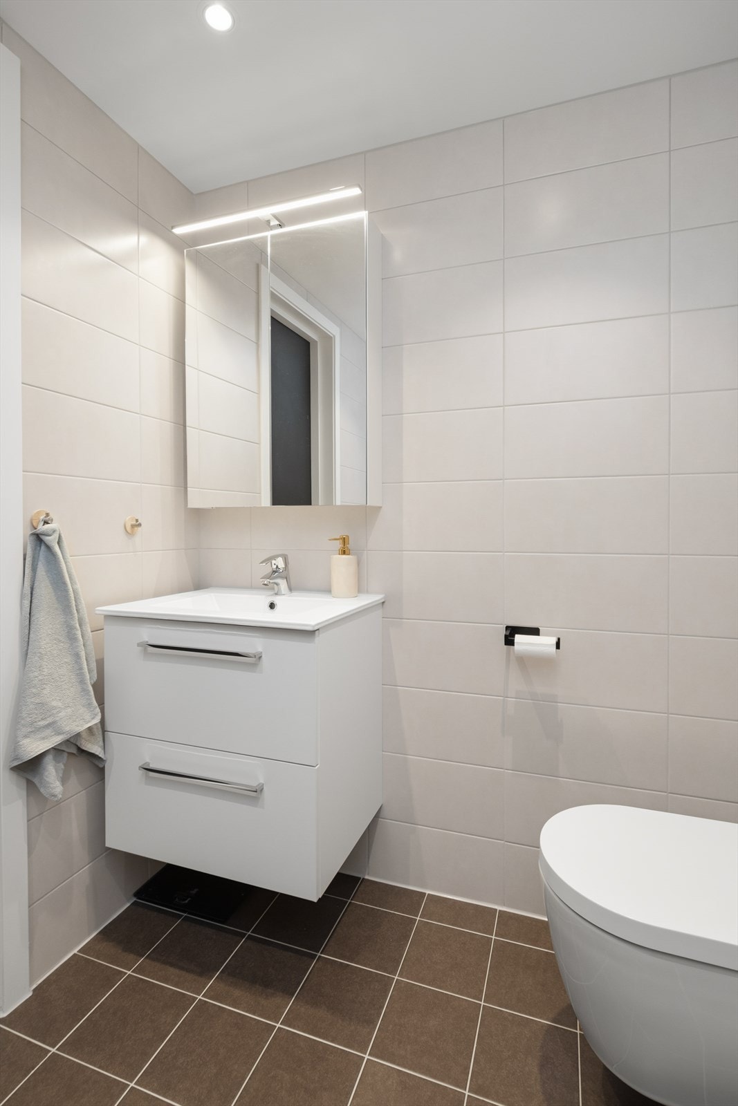 Servantinnredning med gode oppbevaringsmuligheter i skuffer. Galleribilde