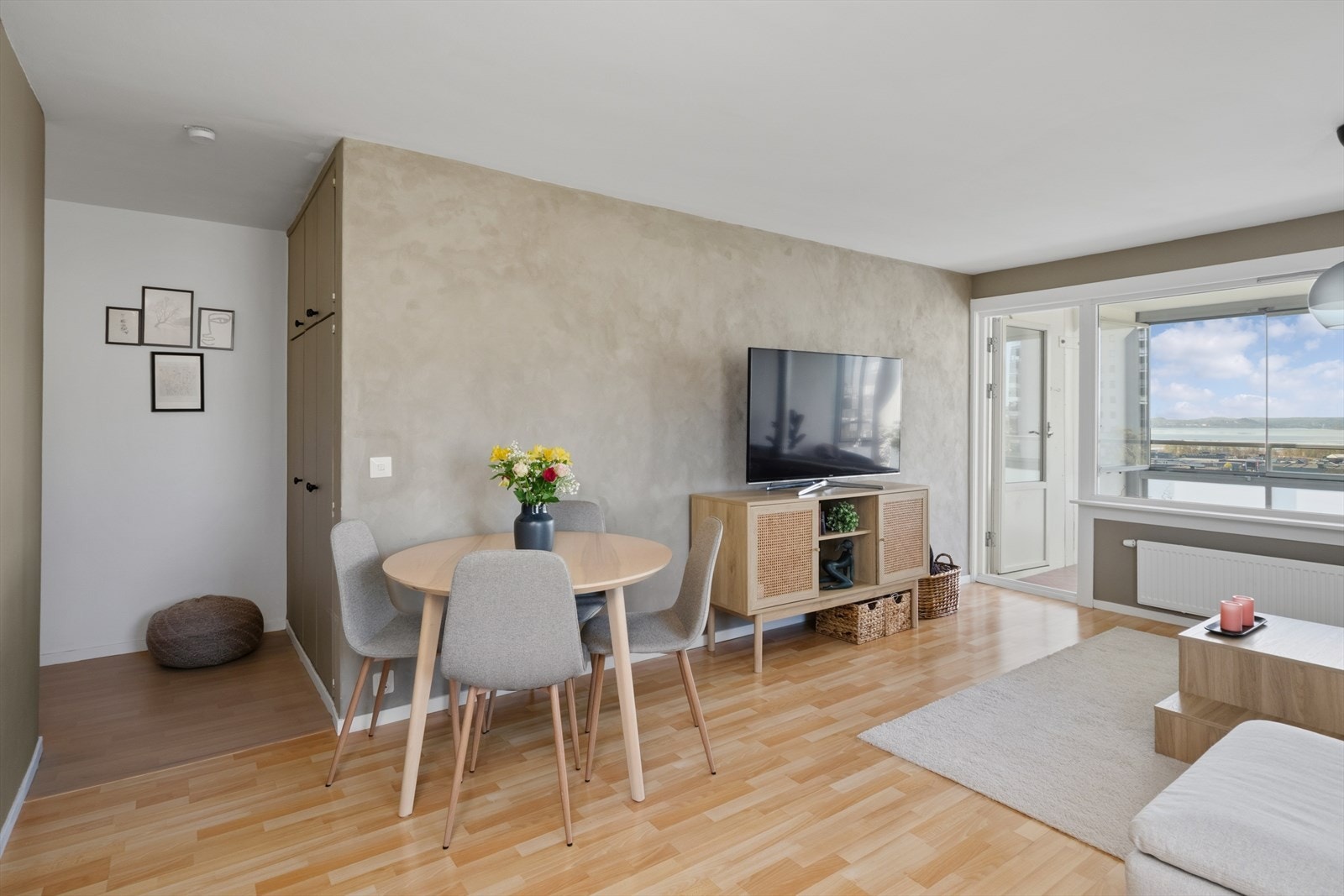 Stuen er romslig og har plass til både spisebord og sofagruppe. Galleribilde