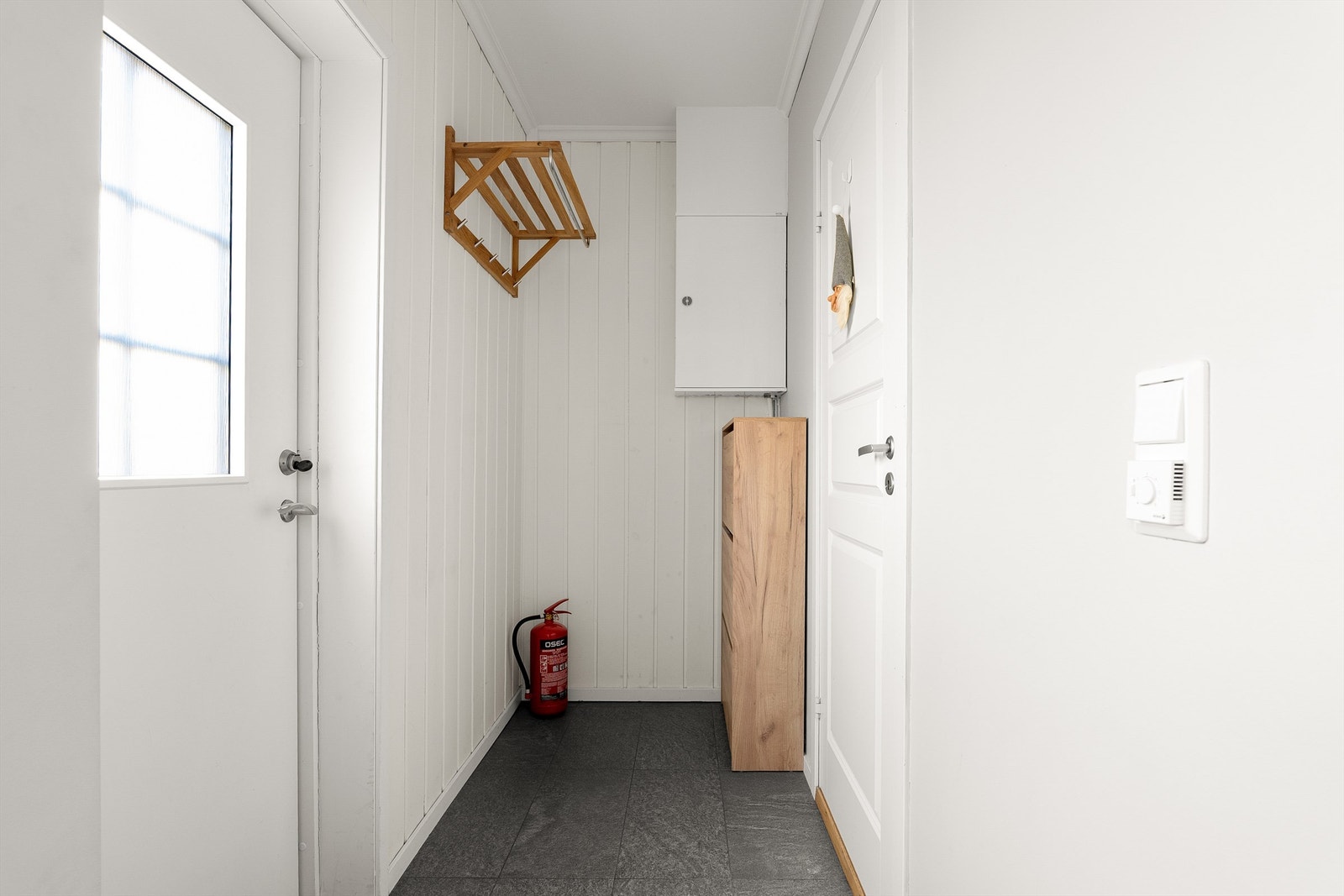 Leilighetens elektriske anlegg ble oppgradert samtidig med oppussing i 2015. Sikringsskapet er montert i entreen. Galleribilde