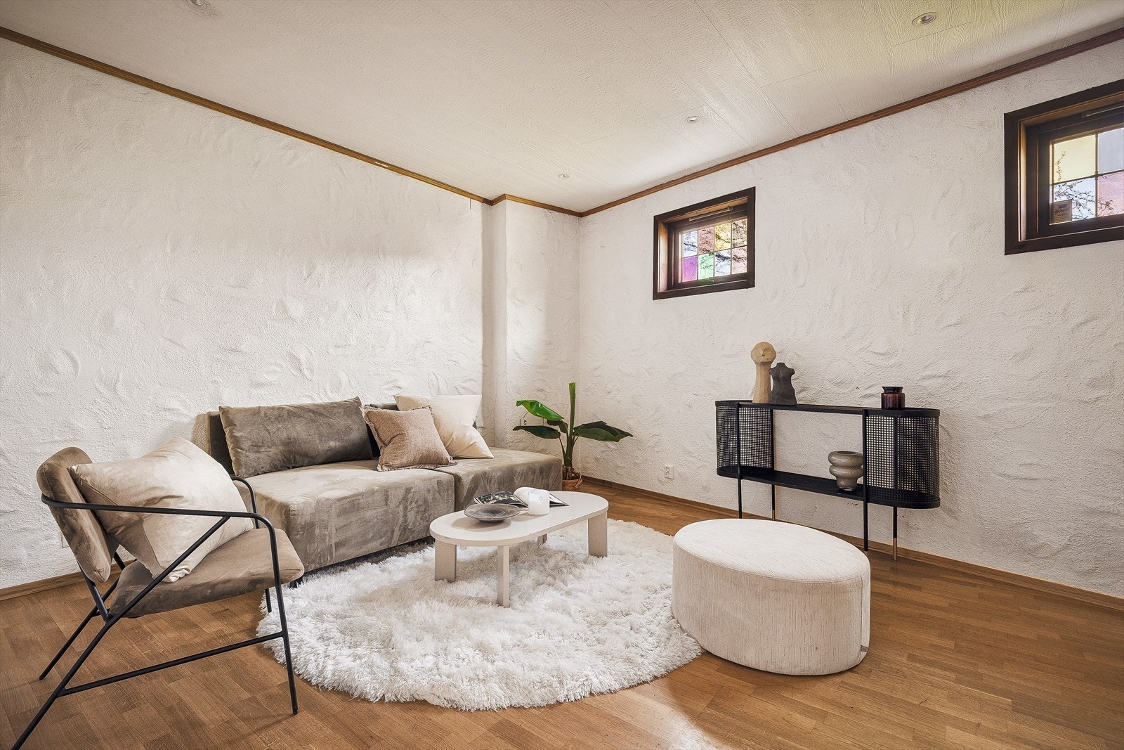Kjellerstuen gir ekstra rom for familien, med parkett på gulv og innfelte spotlights. Galleribilde