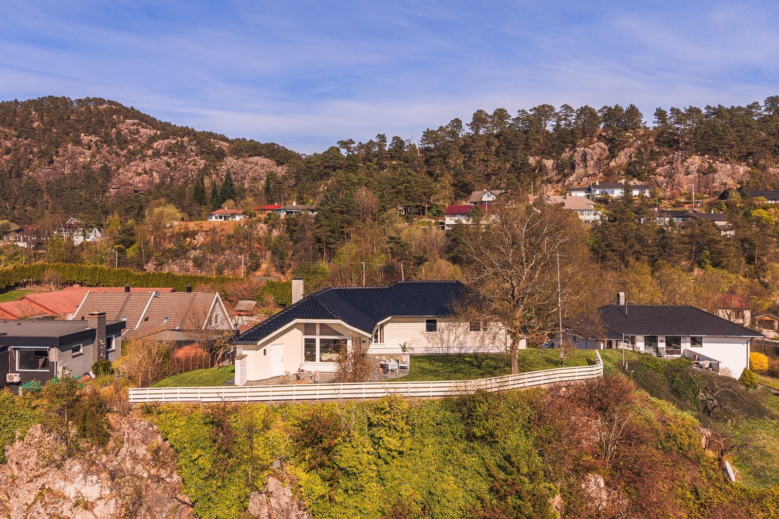 Herfra er det kun ca. 10 minutters kjøring til Bergen sentrum og ca. 10 minutter til Flesland. Galleribilde