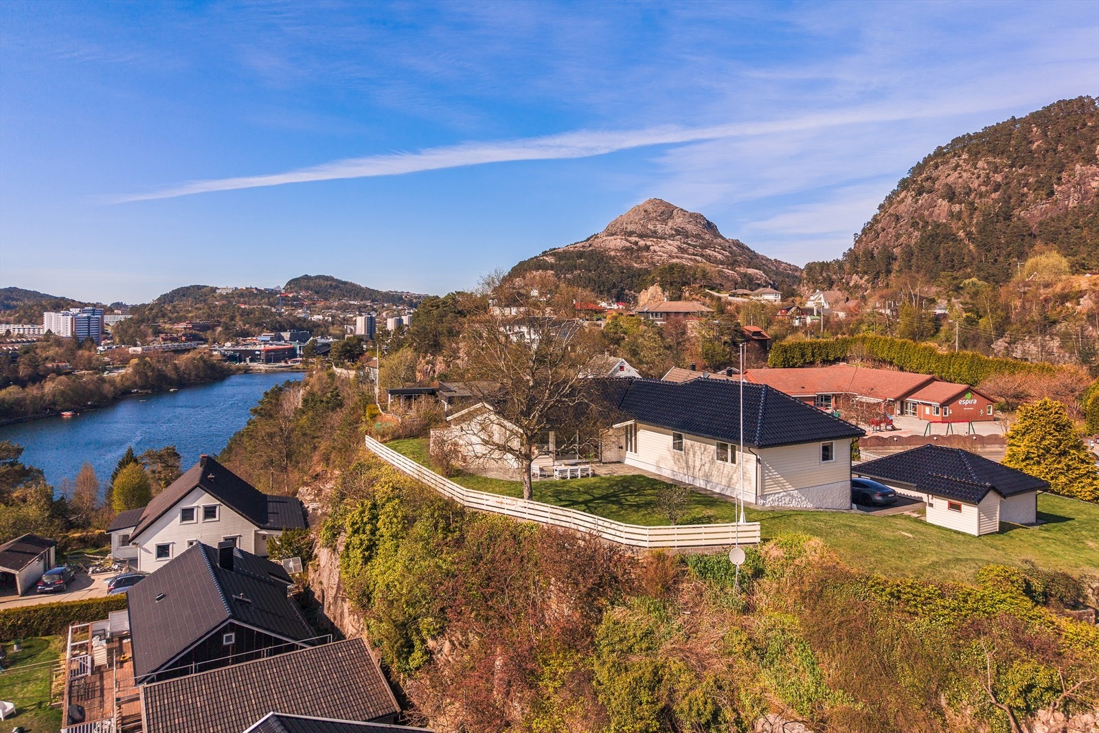 EiendomsMegler 1 ved Trude Gunnlaugsson ønsker velkommen til Bjørgeveien 310! Foto: Mood foto Galleribilde