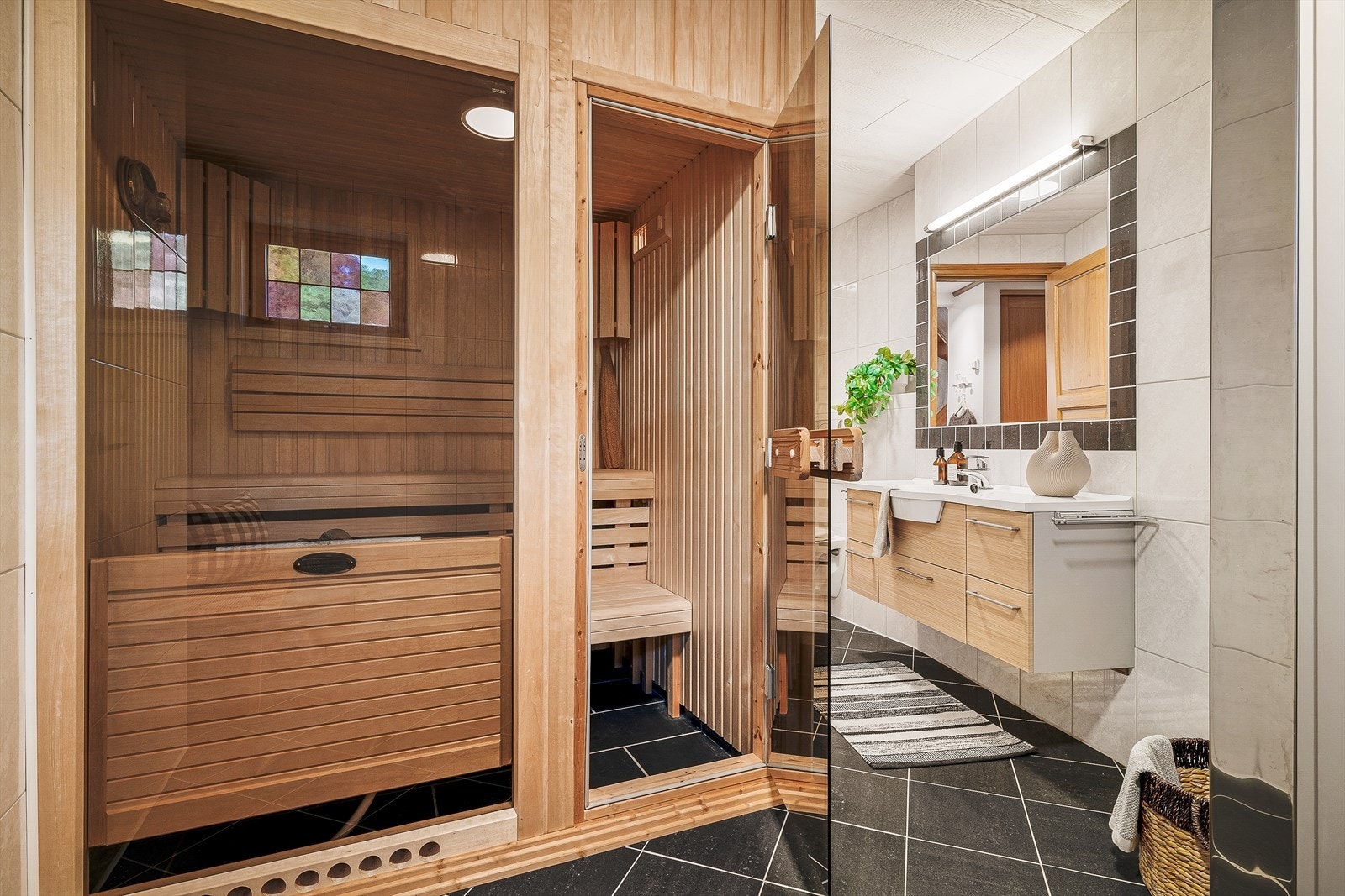Badet i underetasjen er utstyrt med egen badstue. Galleribilde
