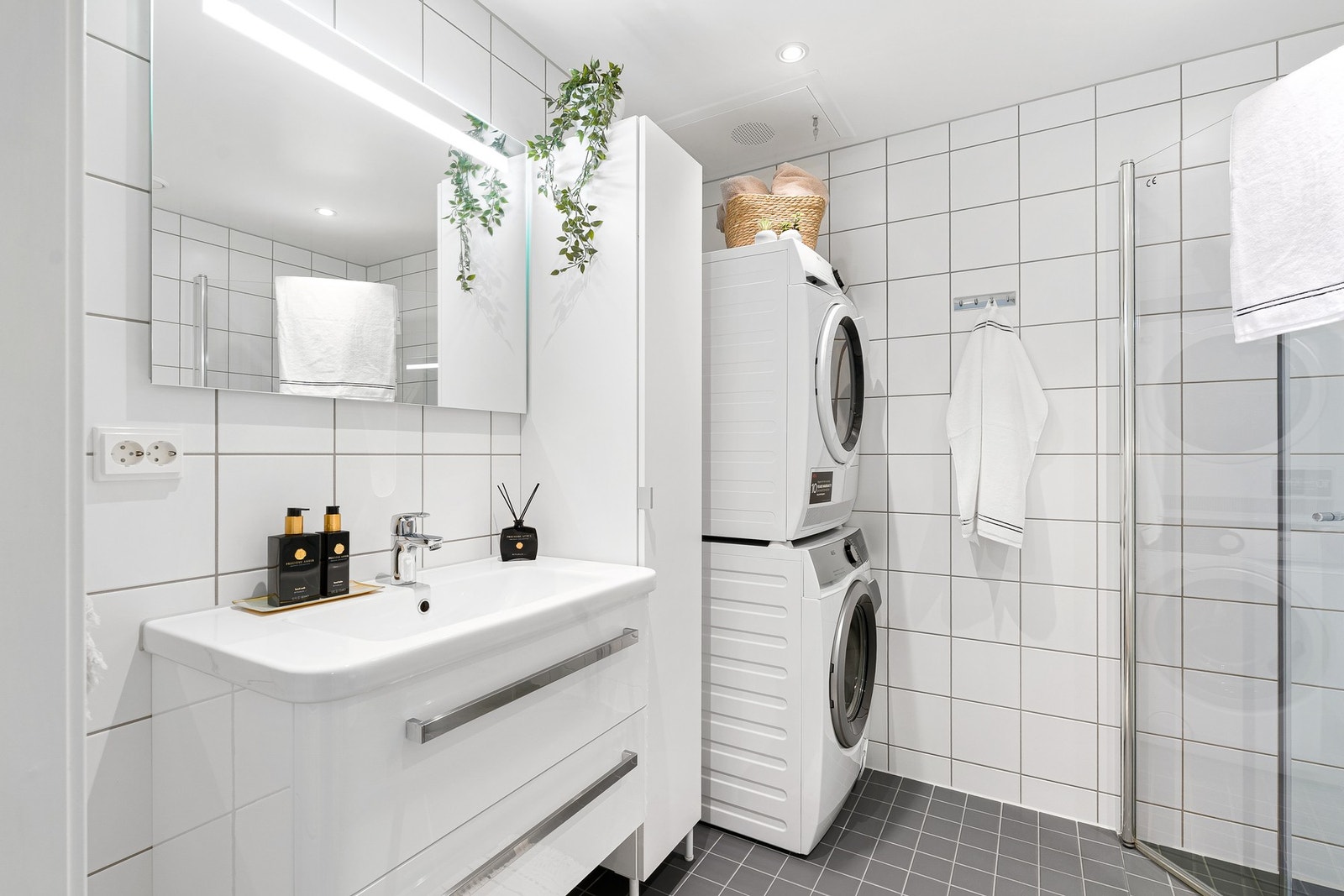 Badet er på 4,7 kvm og har god plass til vaskemaskin og tørketrommel. Galleribilde