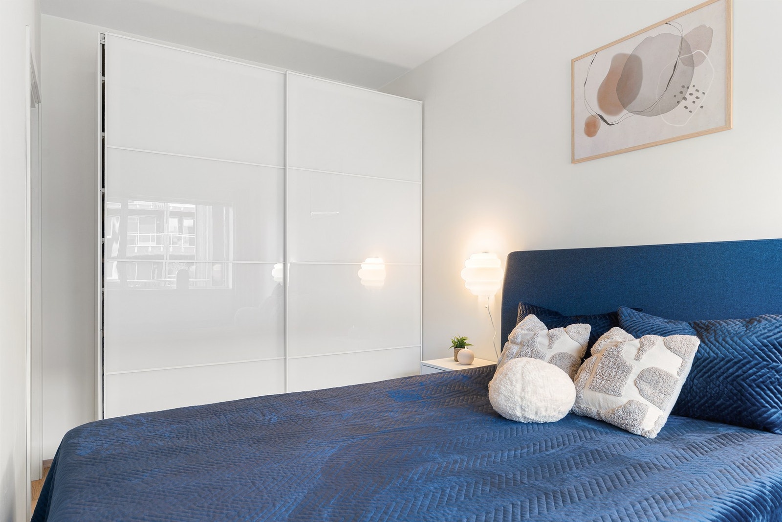 Her er det god plass til dobbeltseng og skyvedørsgarderobe. Galleribilde