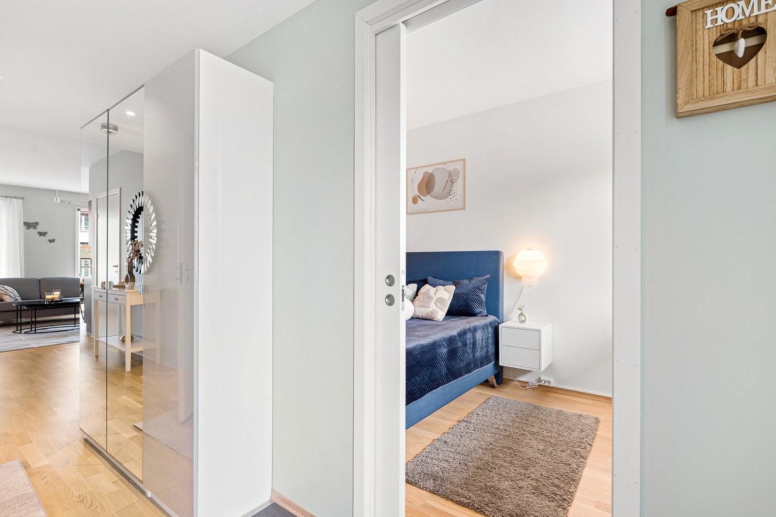 Det er god plass til garderobeskap i gangen. Galleribilde