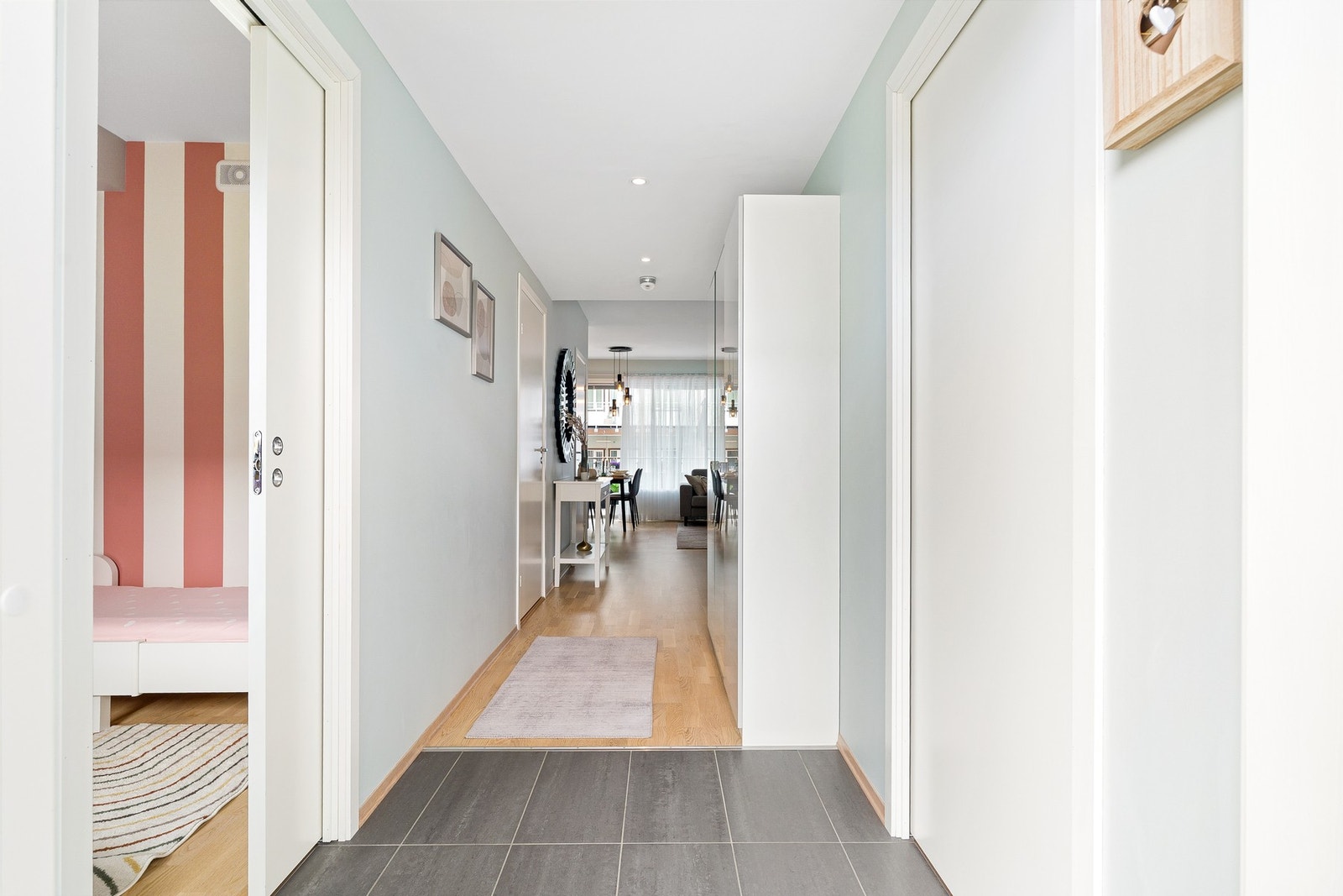 Lys og flott entré med varme i gulv. Galleribilde