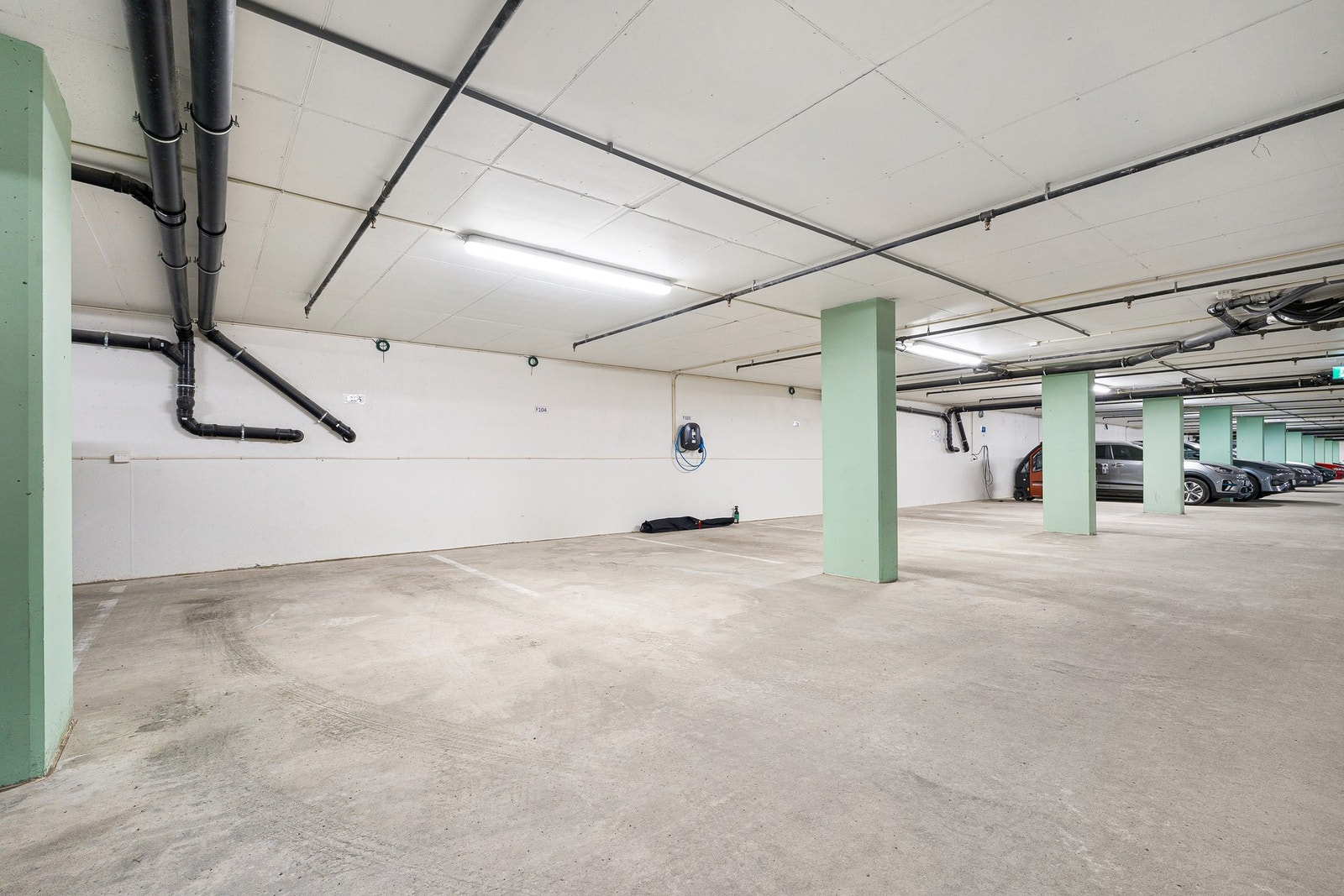 Parkeringsplass i oppvarmet kjeller. Galleribilde