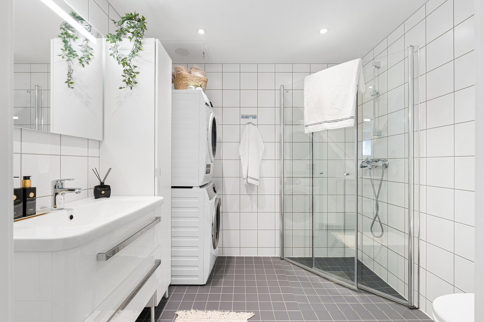 Delikat og romslig bad med downlights i tak. Galleribilde
