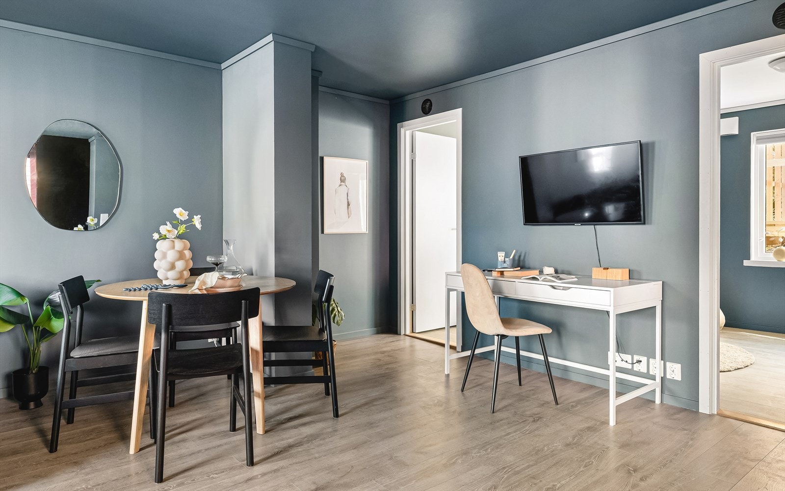 Leiligheten er i hovedsak oppusset i perioden 2018-2019. Det er lys laminat på gulv, og slette overflater ellers. Galleribilde