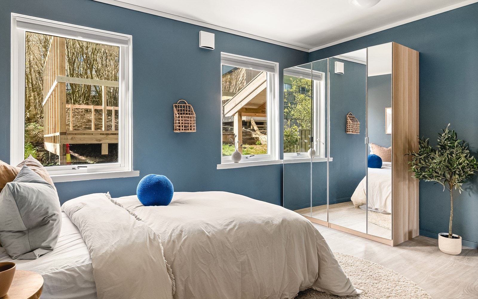 Rommet måler 11,7 m², og vender mot skjermet bakplass. Galleribilde