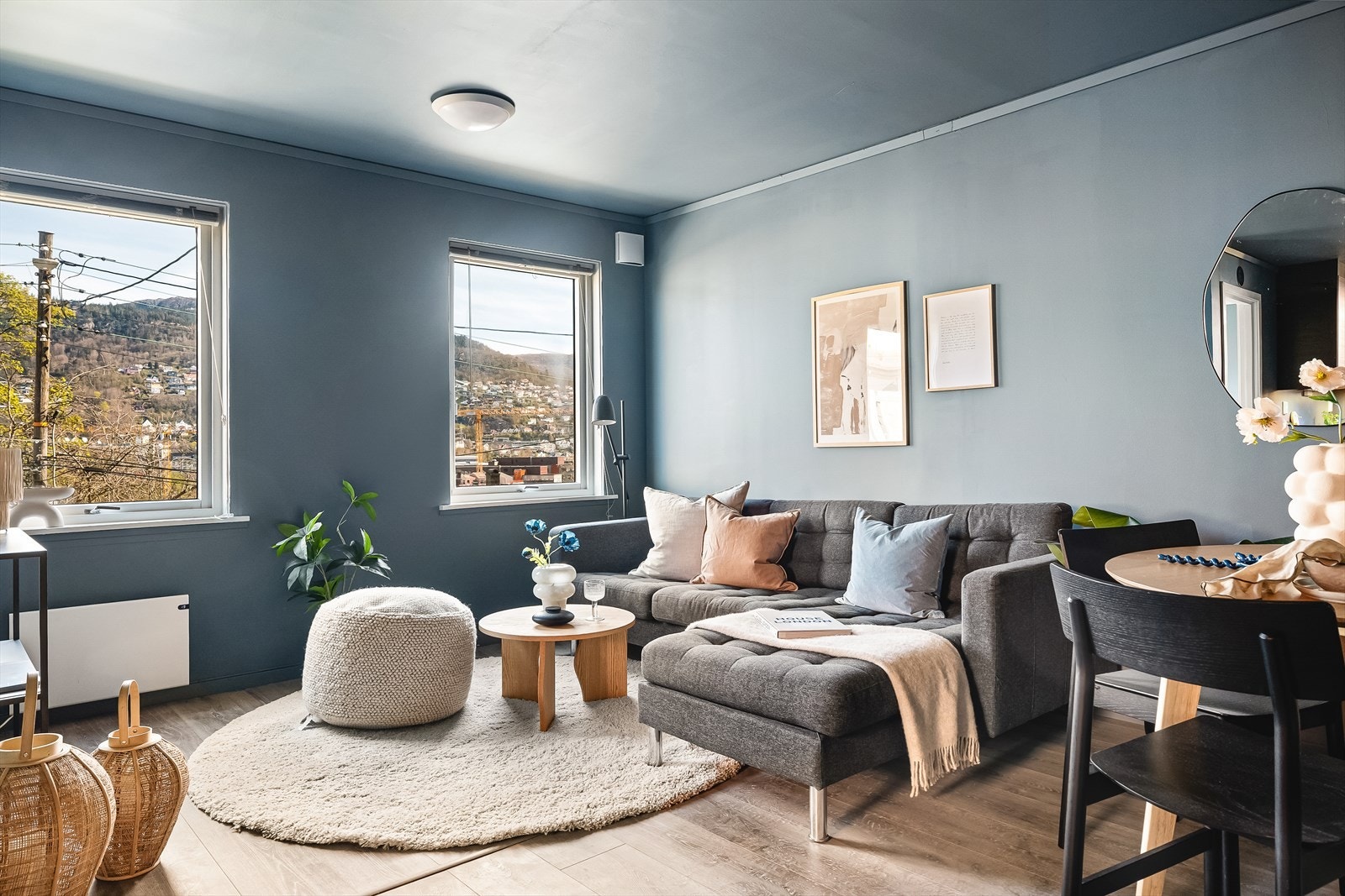 Størrelse, fordeling av areal og rom, gjør leiligheten svært anvendelig både som en stor bolig, evt. utleie av hele/deler av boligen. Galleribilde