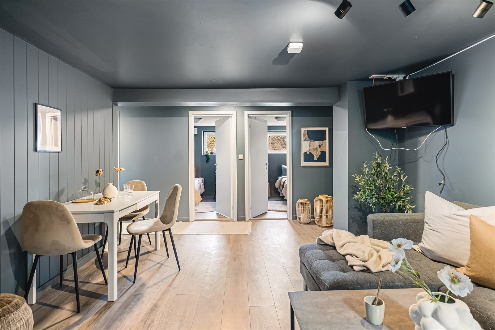 Stue har gode innredningsmuligheter. De tre soverommene er plassert ved siden av hverandre i ende mot Lien. Galleribilde